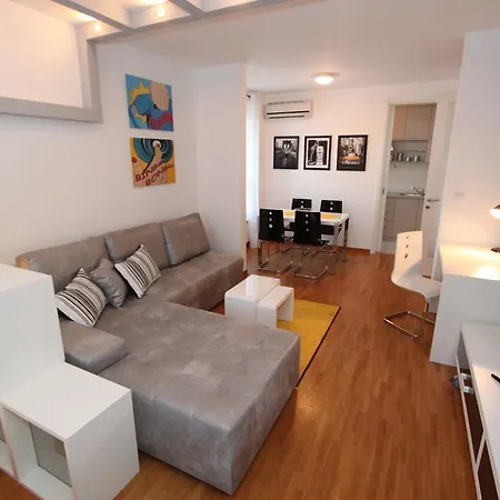 New Neven, Parking 5 Evra Dan Apartment